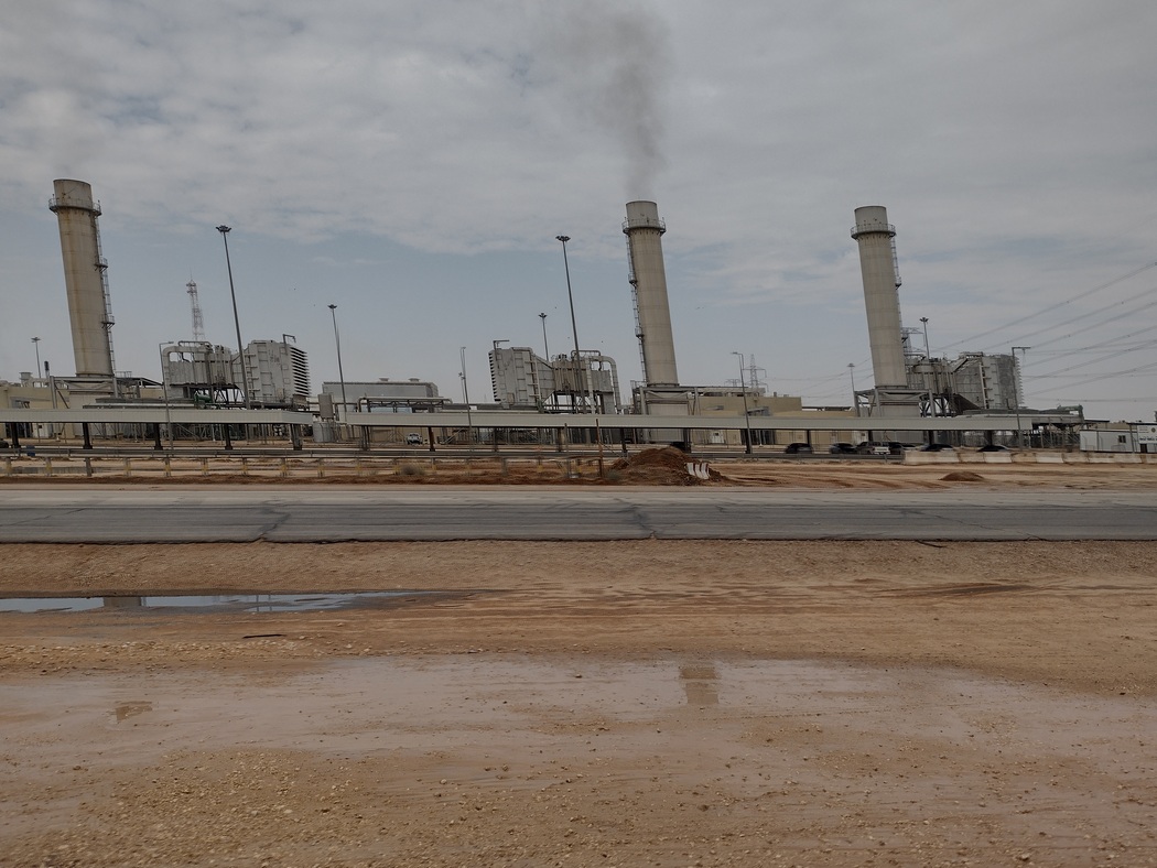 Fabrik am Rande der Straße