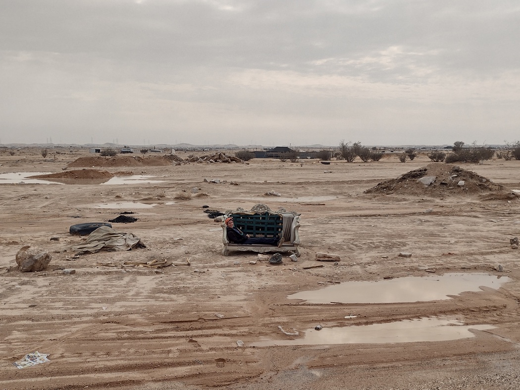 Sofa in der nassen Wüste