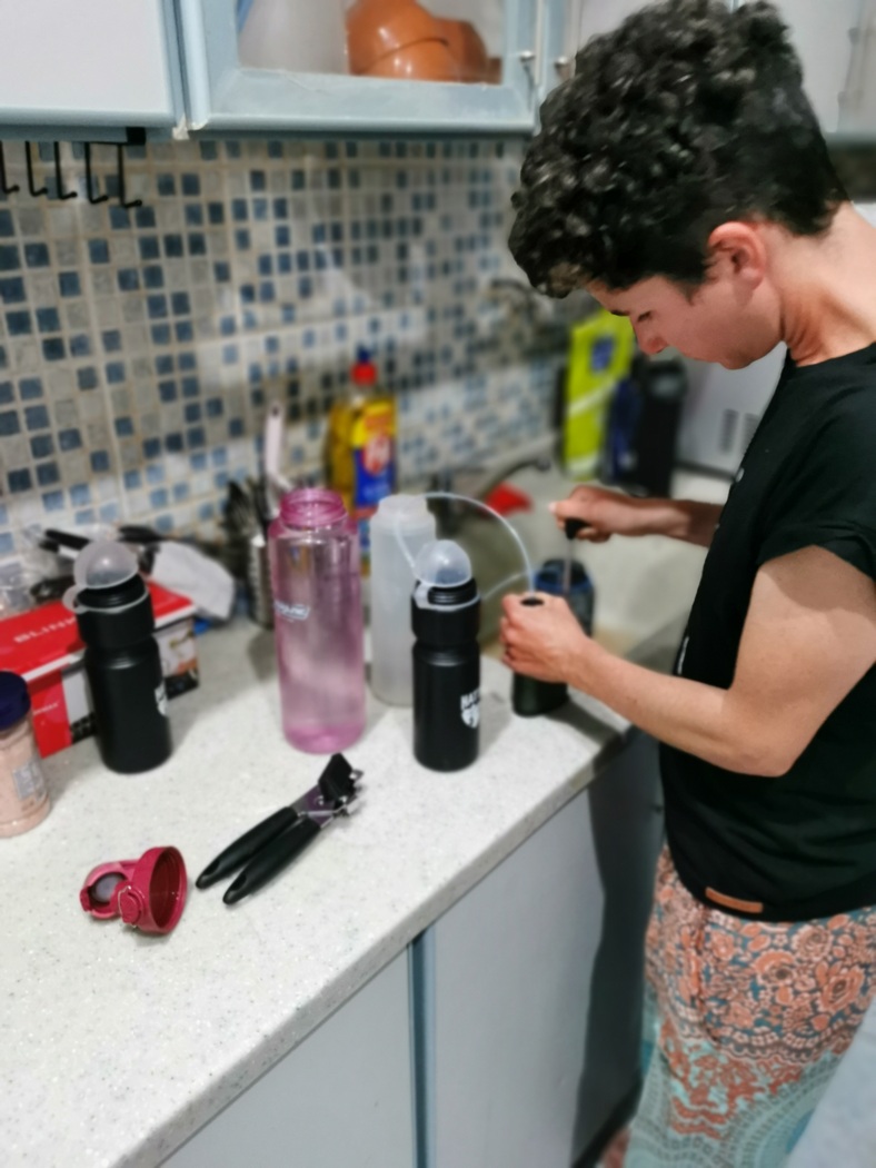 Julia filtert Wasser