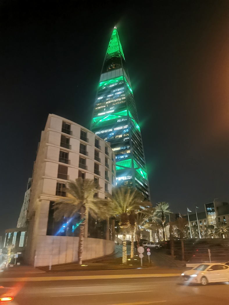 Grün leuchtendes Hochhaus