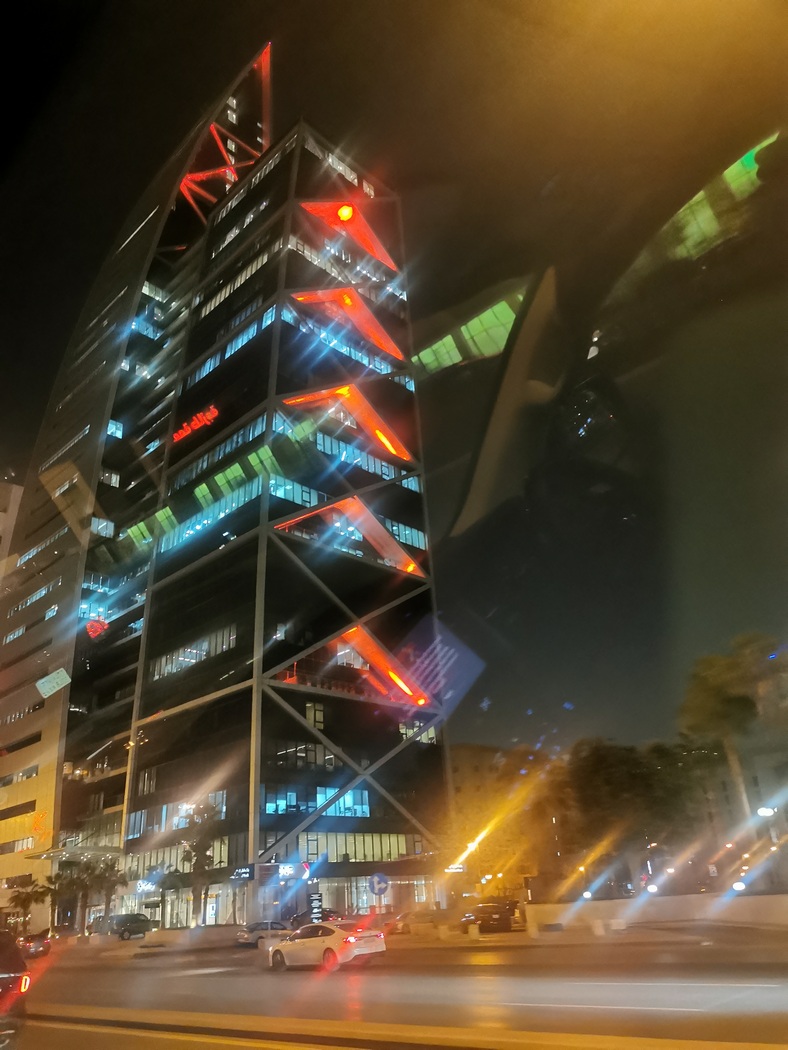 Bunt leuchtendes Hochhaus