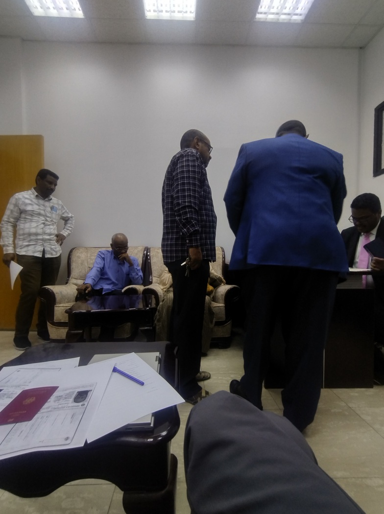Warten in der sudanesischen Botschaft