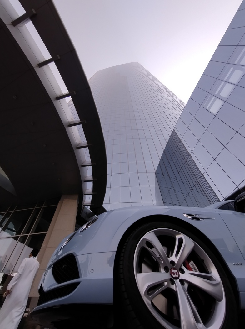 Vor dem Kingdom Center parken teure Autos