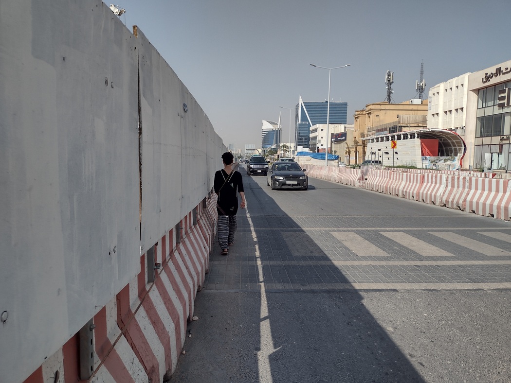 Auf der Fahrbahn laufen