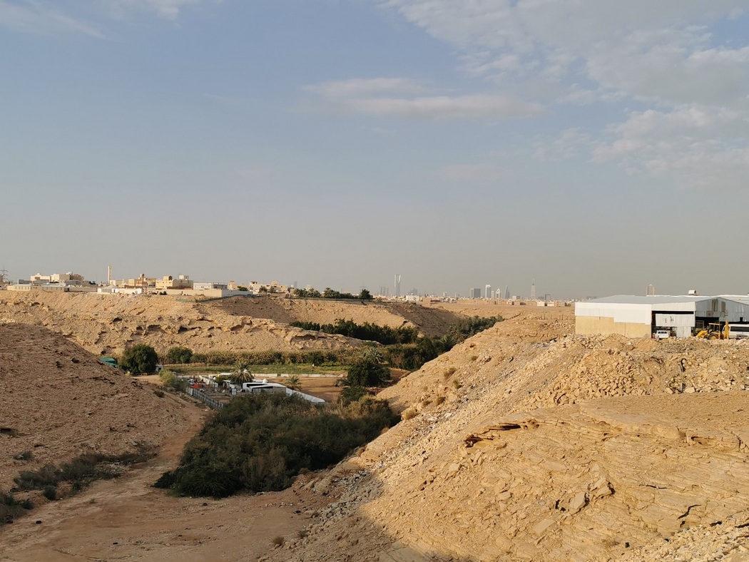 Ein Wadi am Rande von Riad, Skyline in der Ferne