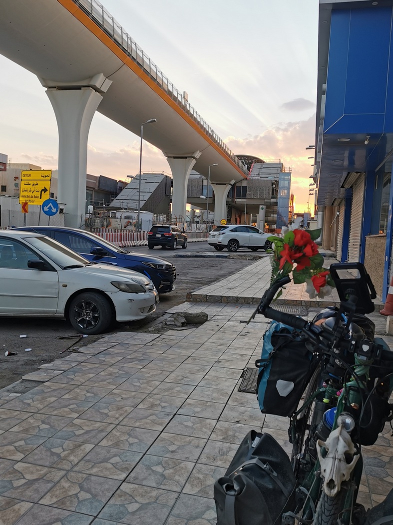 Metro-Linie über einer Straße