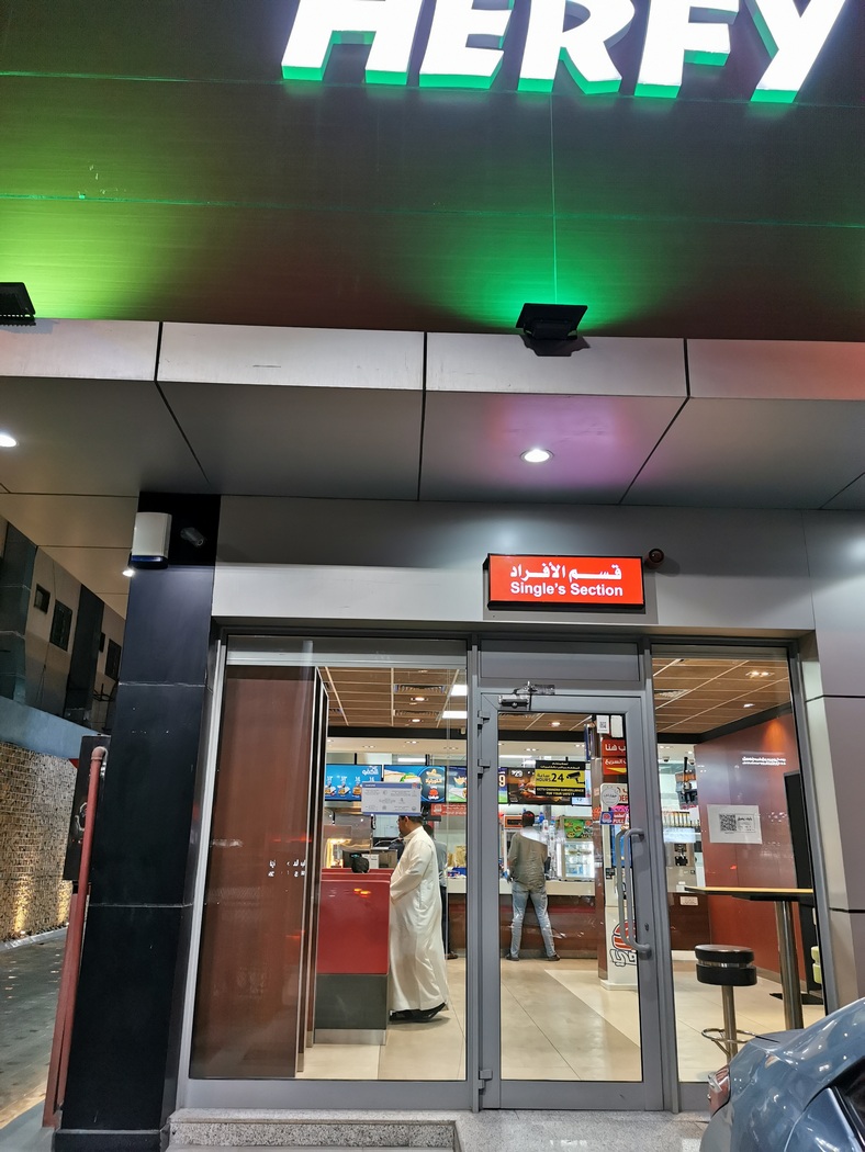 Singles Section in Fast-Food-Kette