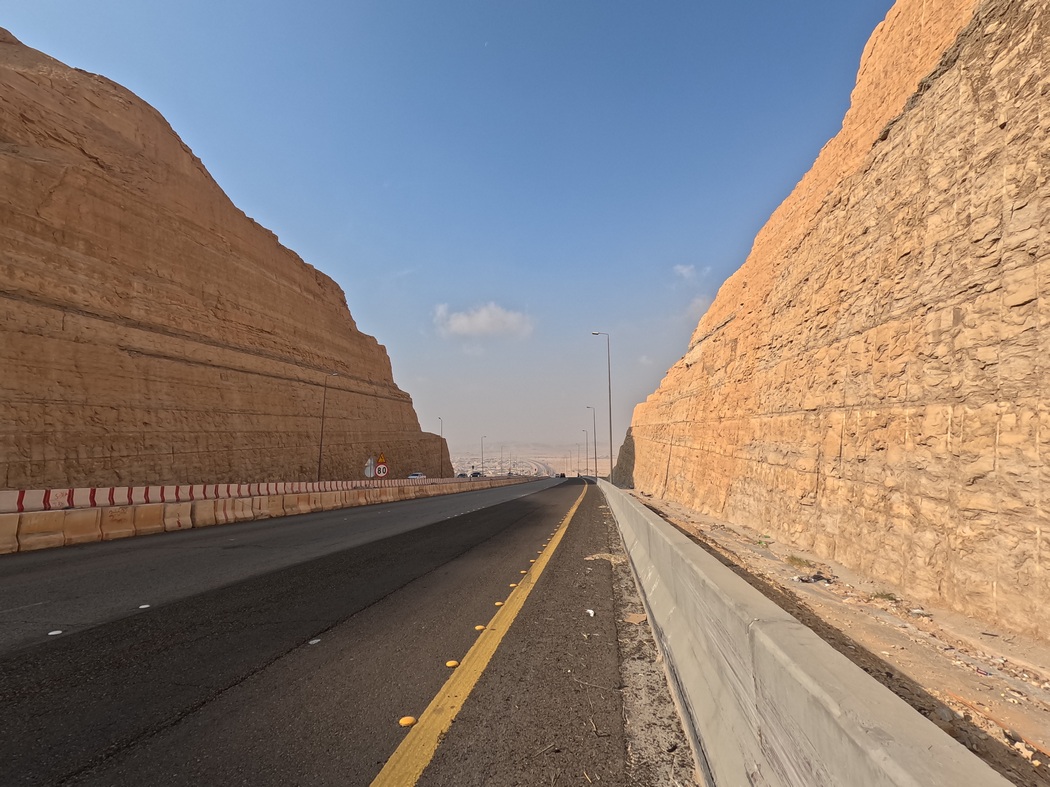 Straße zwischen Felswänden