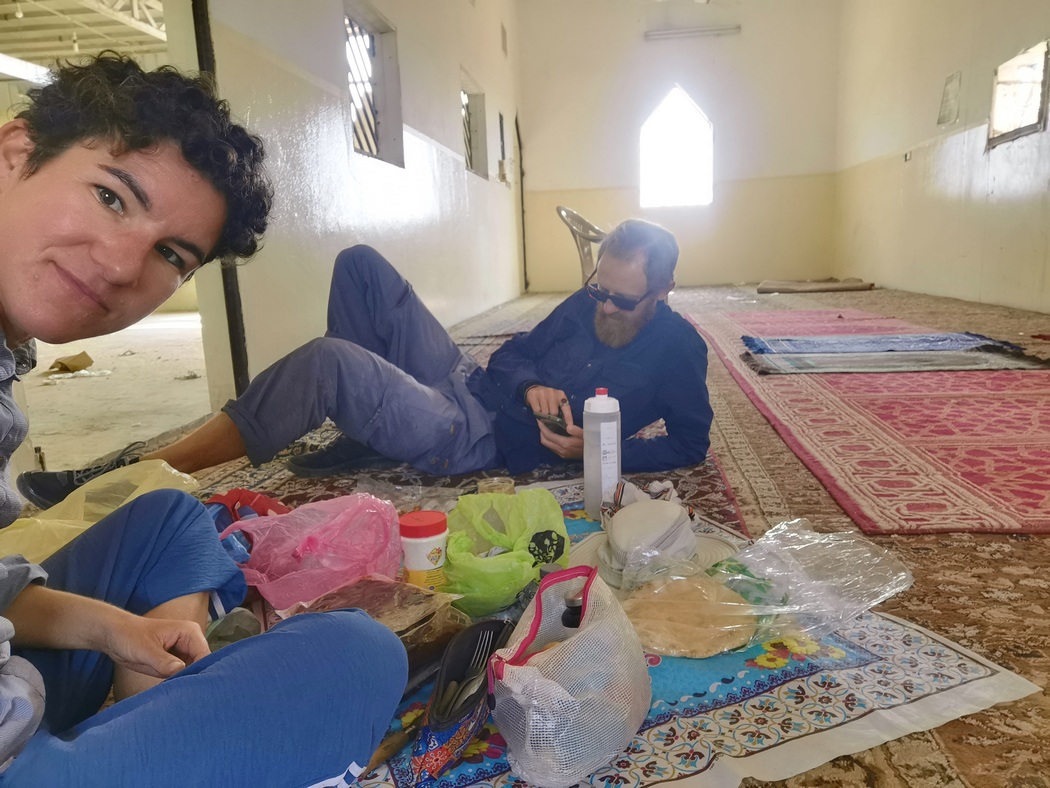 Mittagspause in verwaister Moschee