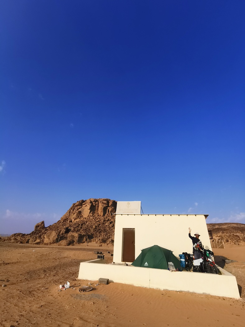 Zelt steht vor einem kleinen Häuschen