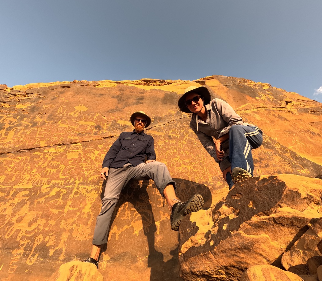 Selfie vor Graffiti-Rock