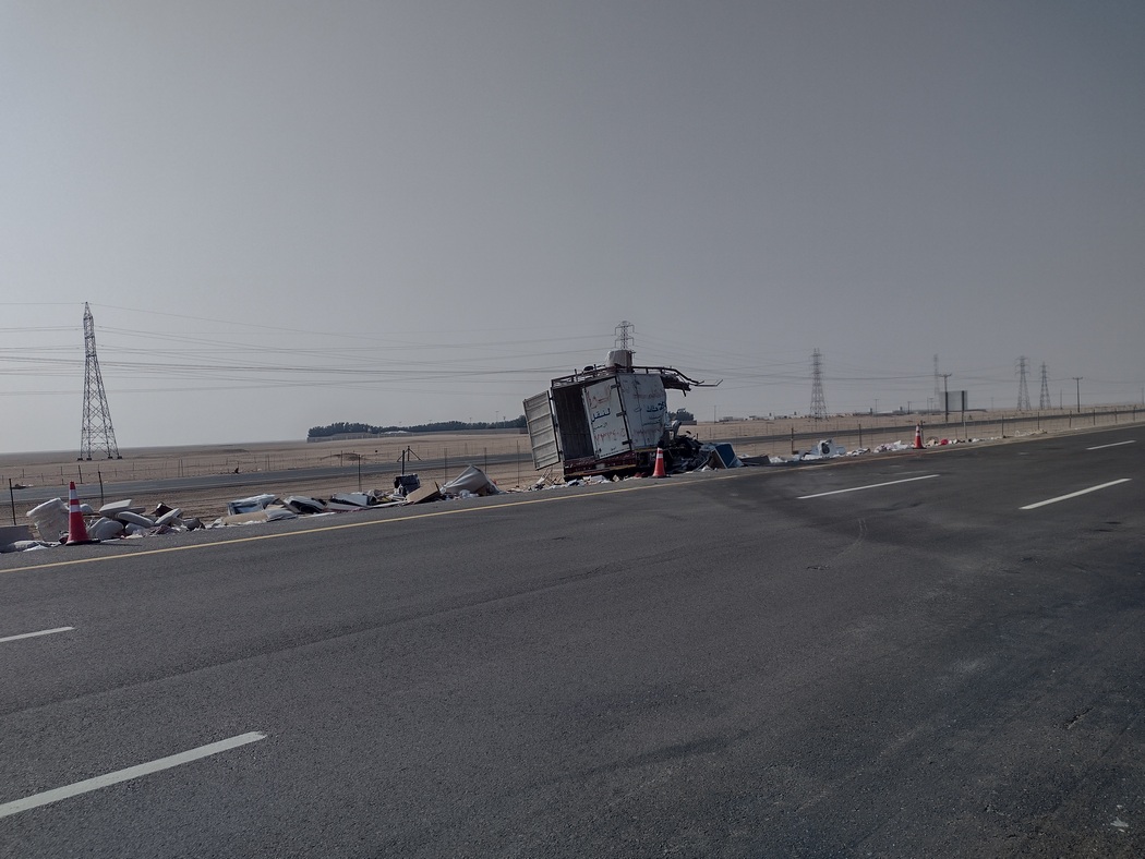 Zerstörter Laster am Straßenrand