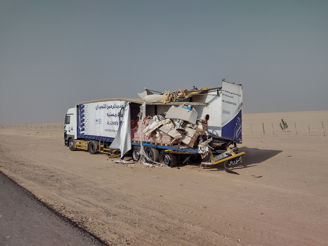 zerstörter LKW am Straßenrand