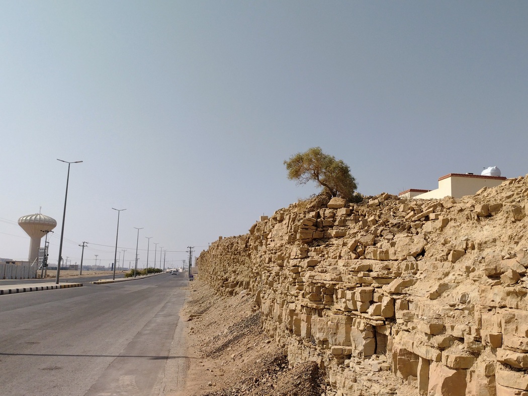 Felswand am Straßenrand