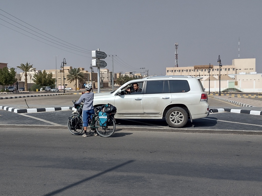 Julia unterhält sich mit Autofahrer