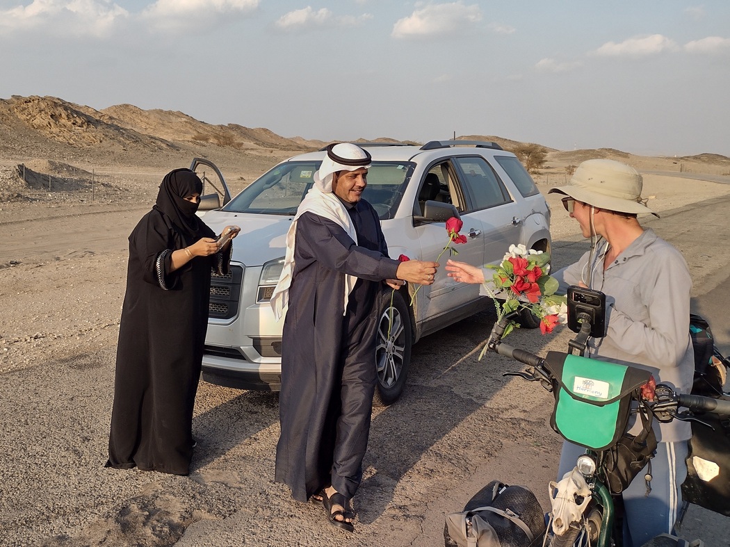 Saudi überreicht Julia eine Rose