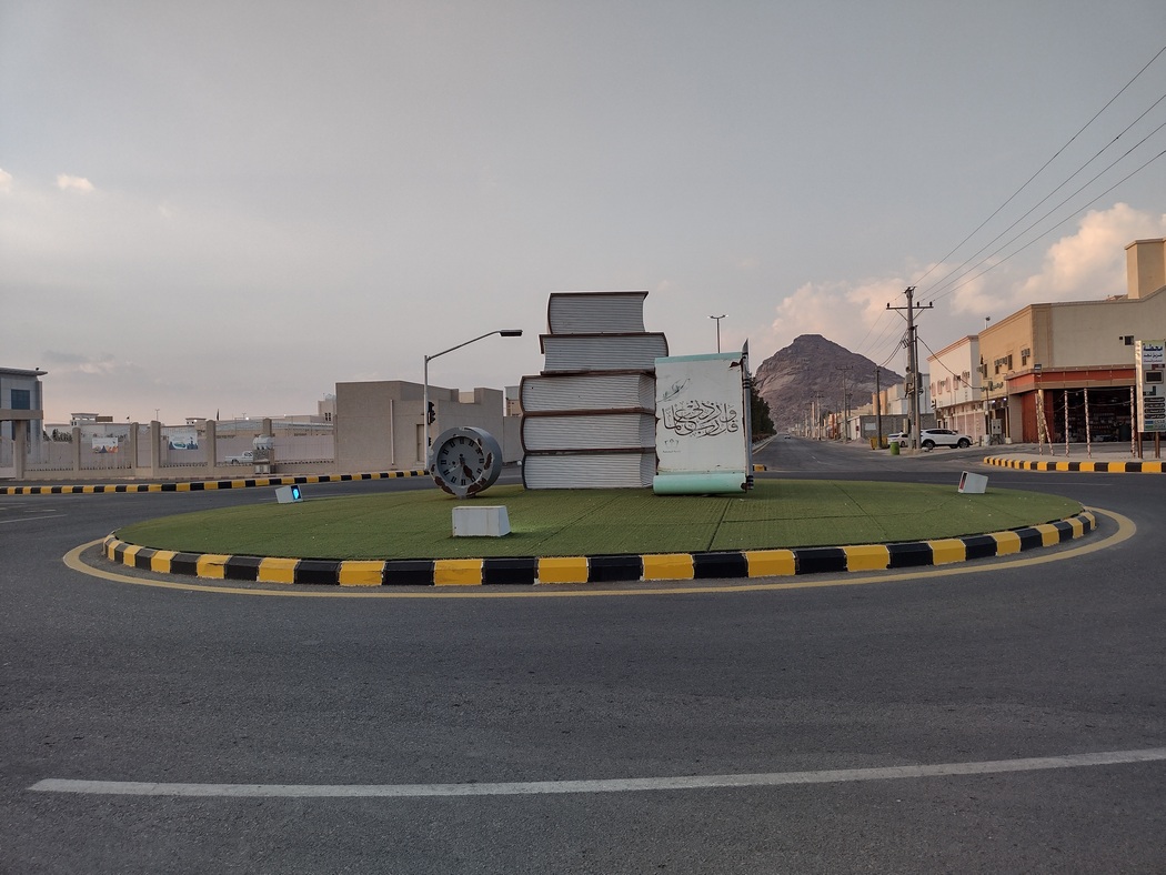 Kreisverkehr in kleiner Stadt