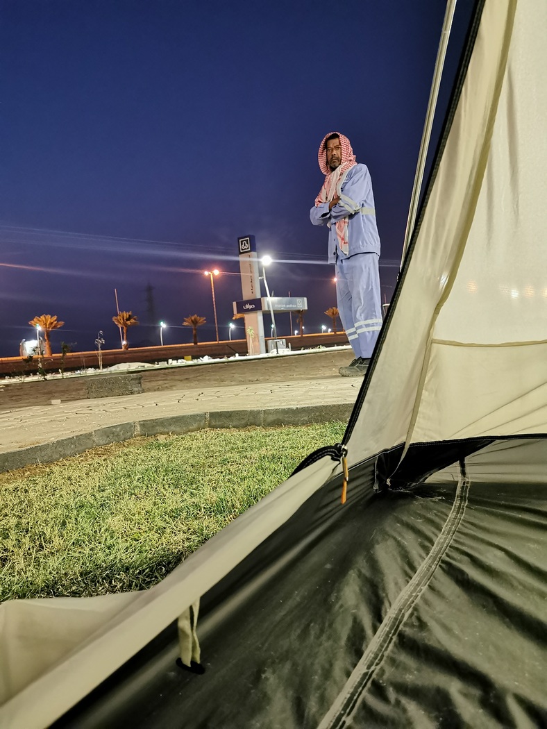 Foto aus dem Zelt auf einen hereinschauenden Menschen