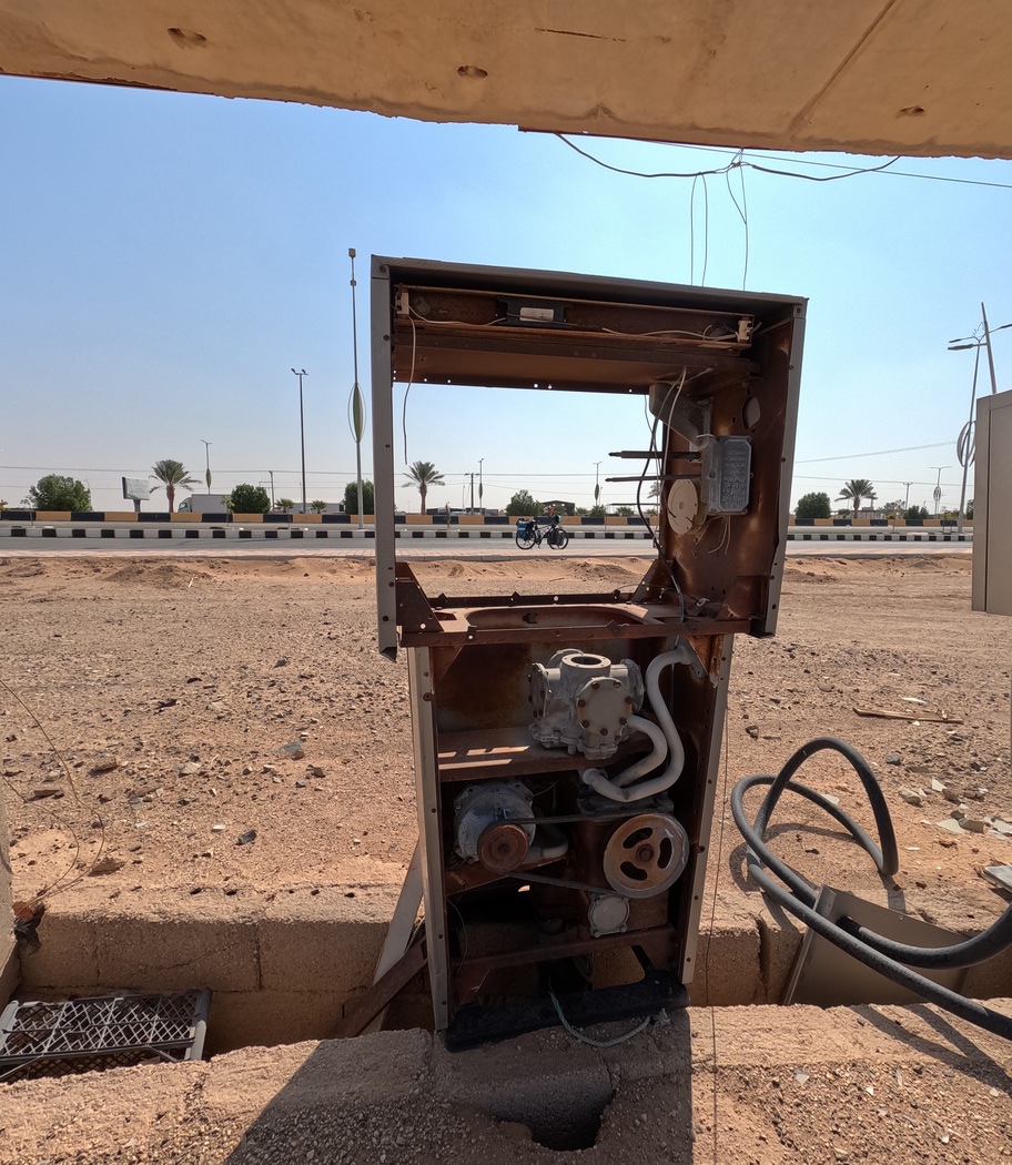 Fahrrad durch eine Zapfsäule erkennbar