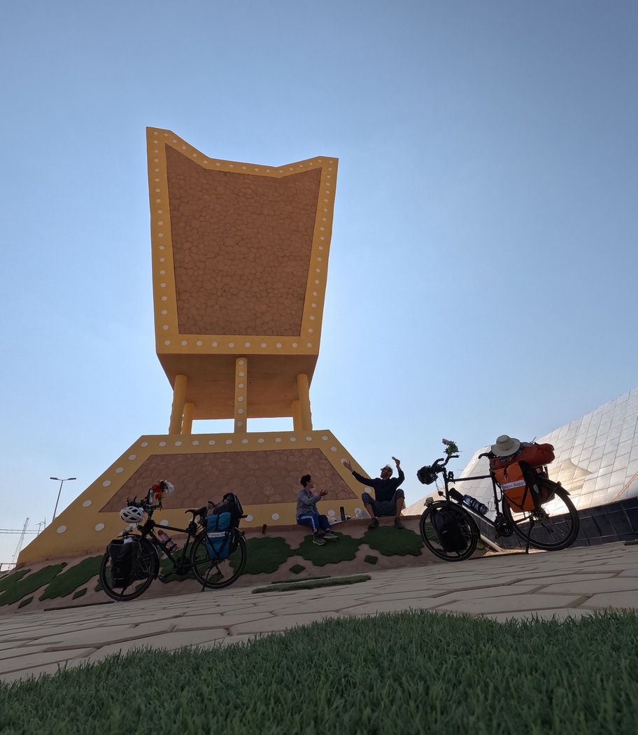 Picknick im Schatten eines Wasserturms