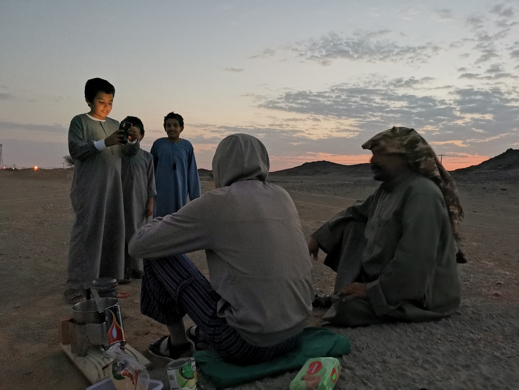 Kinder filmen Tilmann und ihren Vater