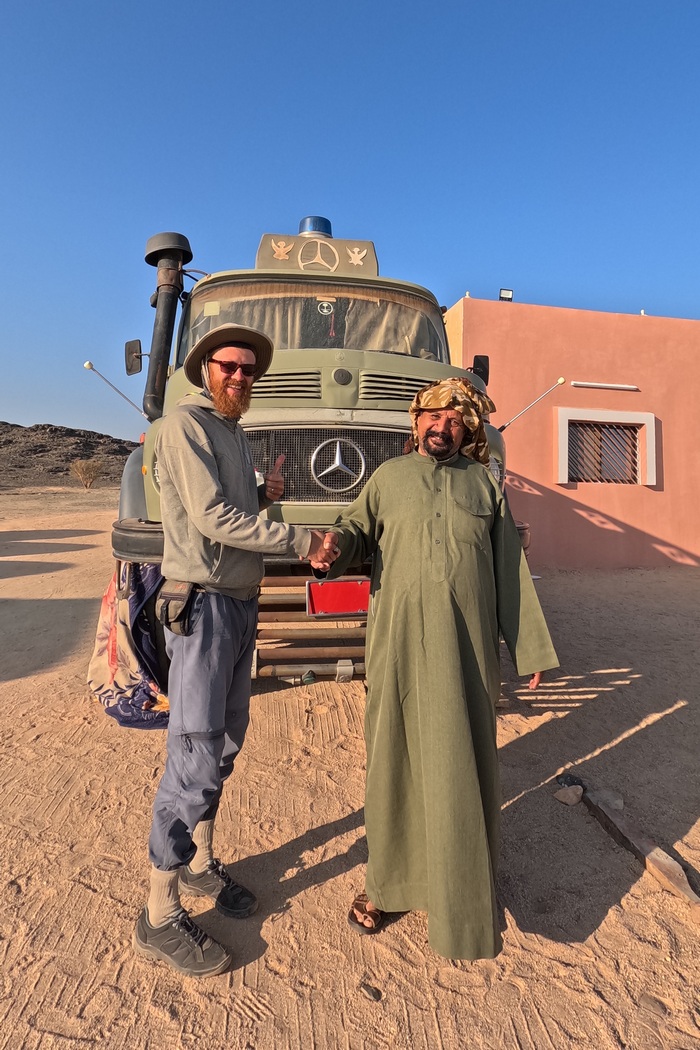Handshake vor Mercedes-Truck