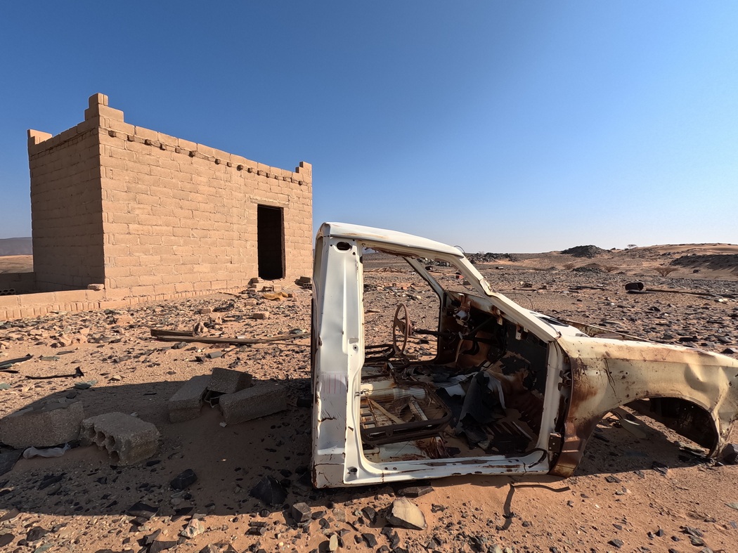 Verlassene Hütte und ausgebranntes Autos