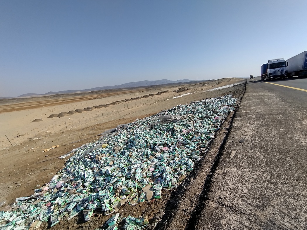 Reste einer Ladung, die nach einem Unfall liegen blieben