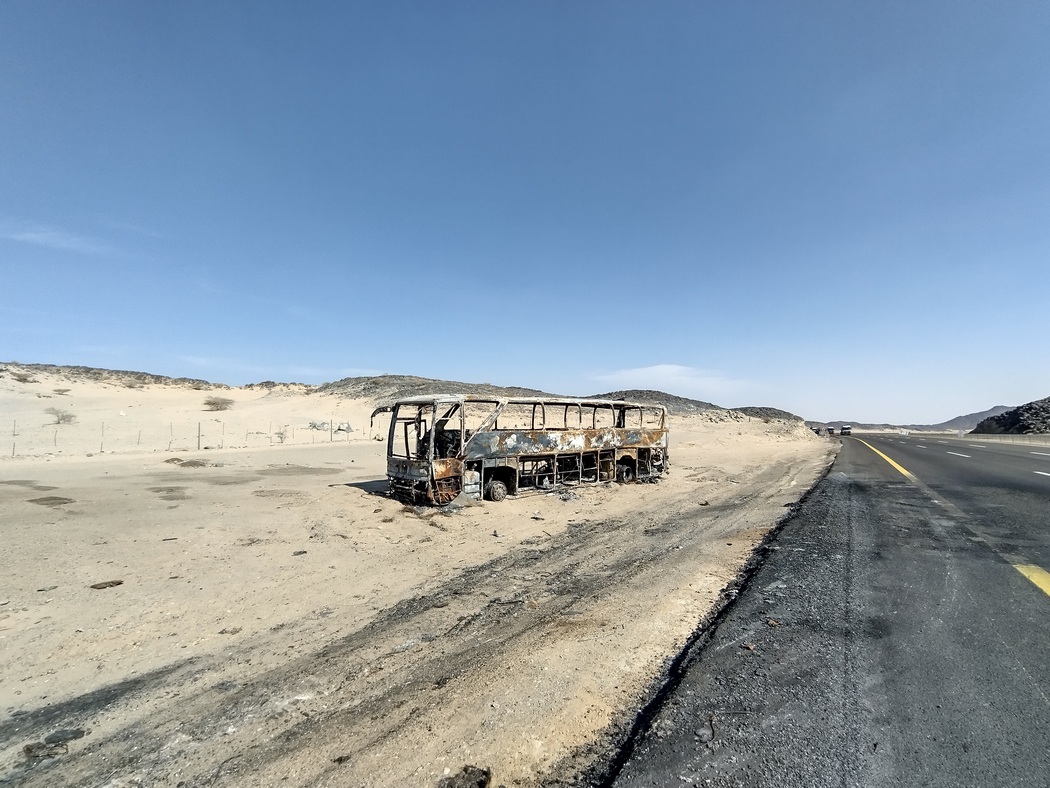 Ausgebrannter Bus neben dem Highway