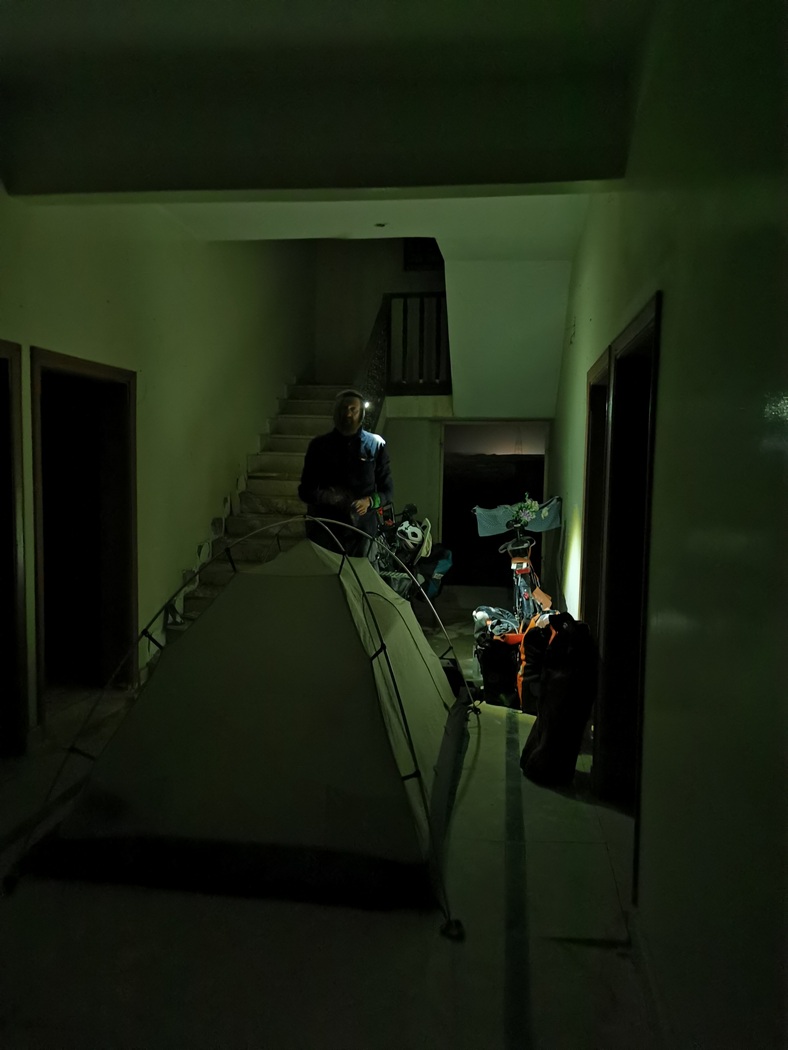 Zelt in einem Gebäude