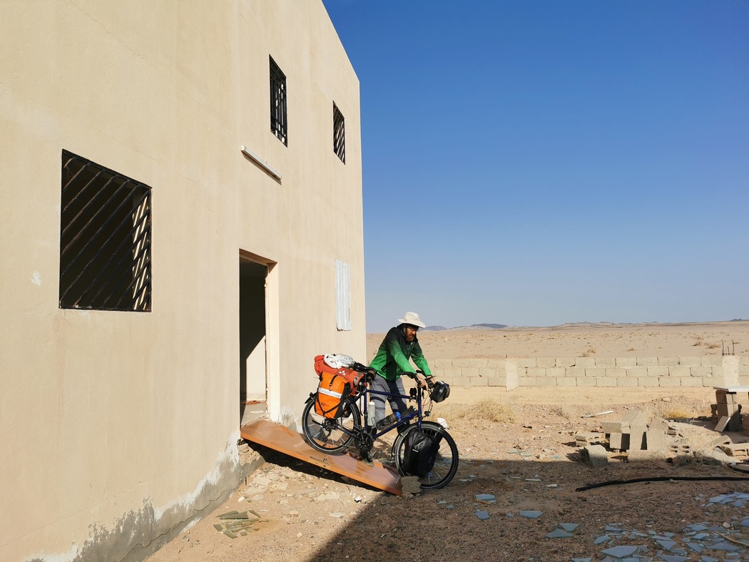 Tilmann schiebt Fahrrad aus Haus heraus