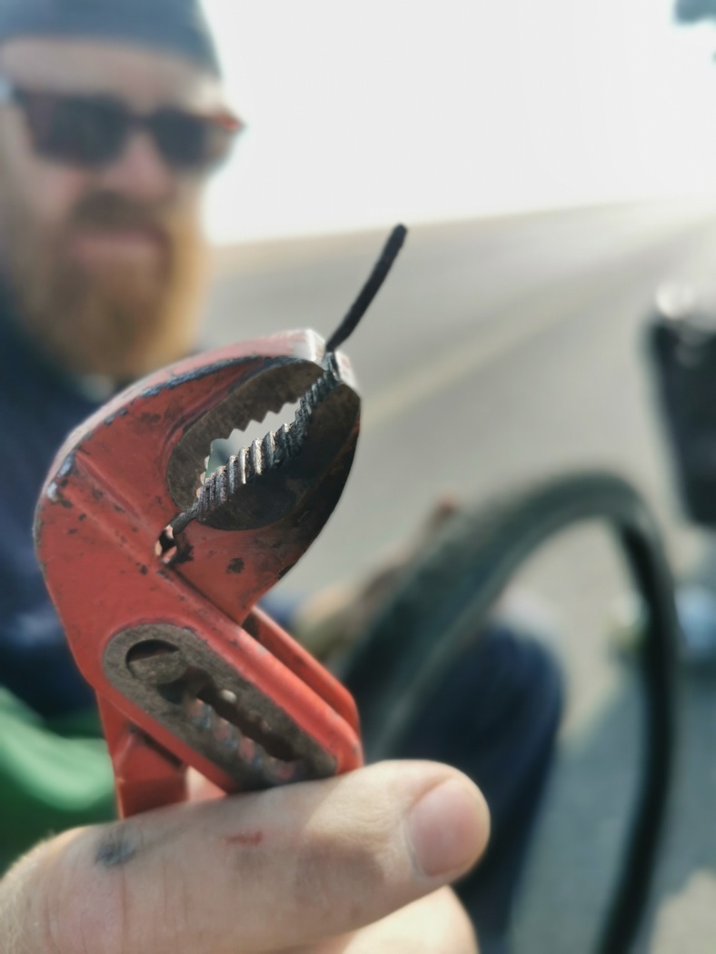 Zange mit Metallstück