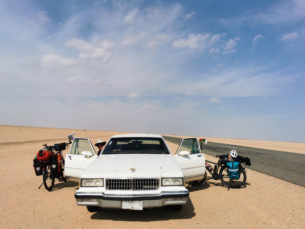 Fahrräder neben Chevrolet, Tilmann schaut aus dem Auto