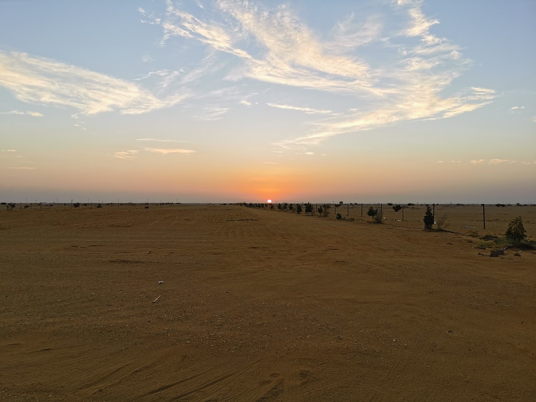 Sonnenaufgang über Wüstenlandschaft