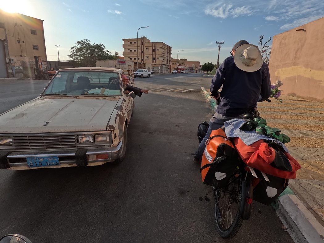 Tilmann unterhält sich mit Autofahrer