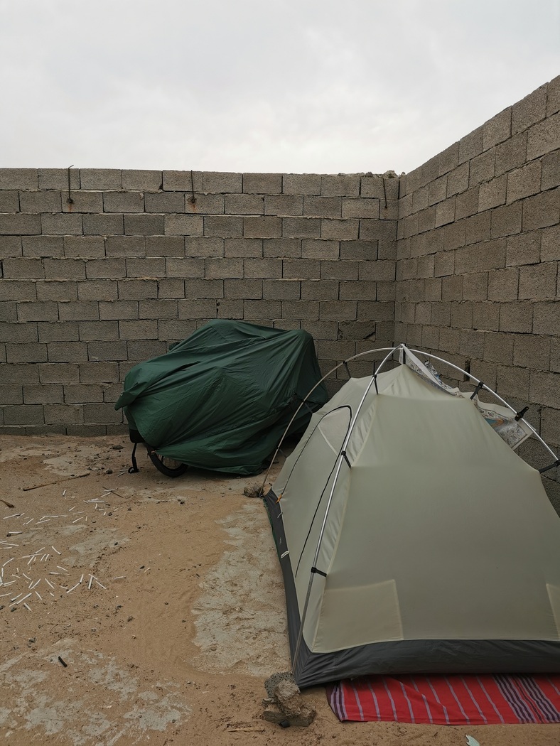 Zelt neben Mauern