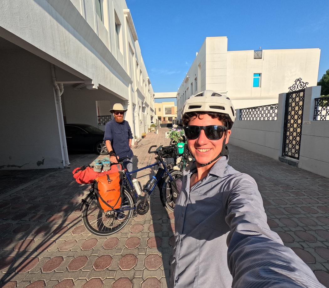 Selfie mit Fahrrädern vor Häuserzeile