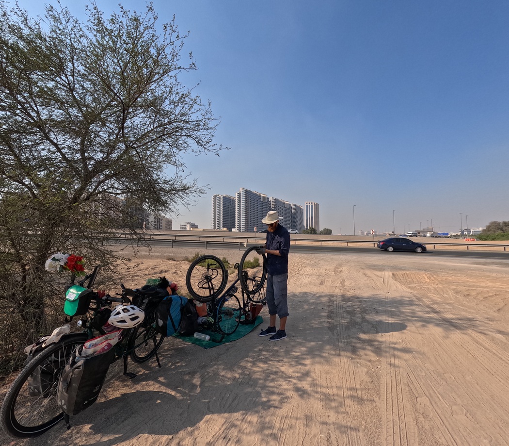 Fahrradreparatur neben Highway