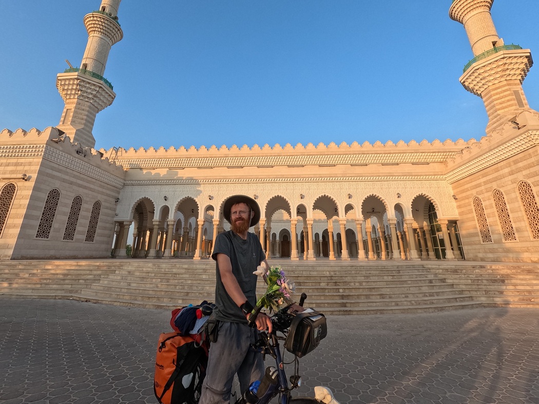 Radfahrer vor Moschee