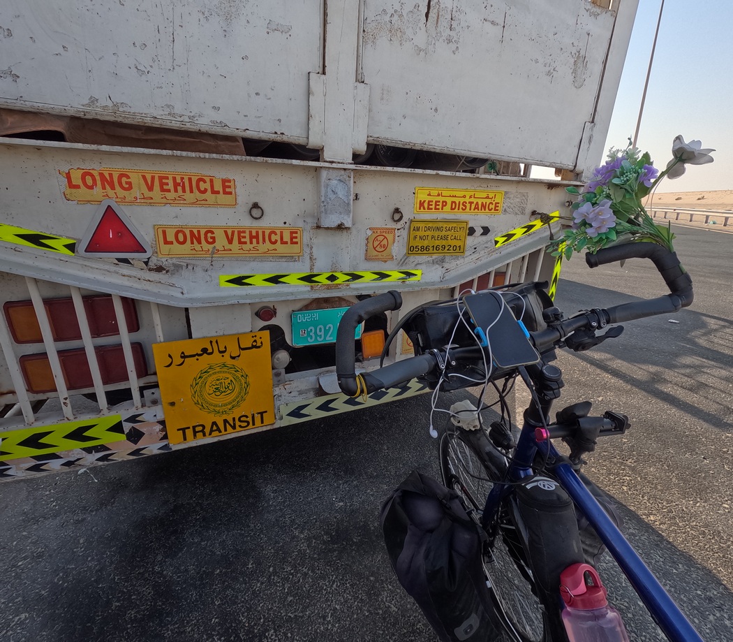 Pause im Schatten eines Lasters