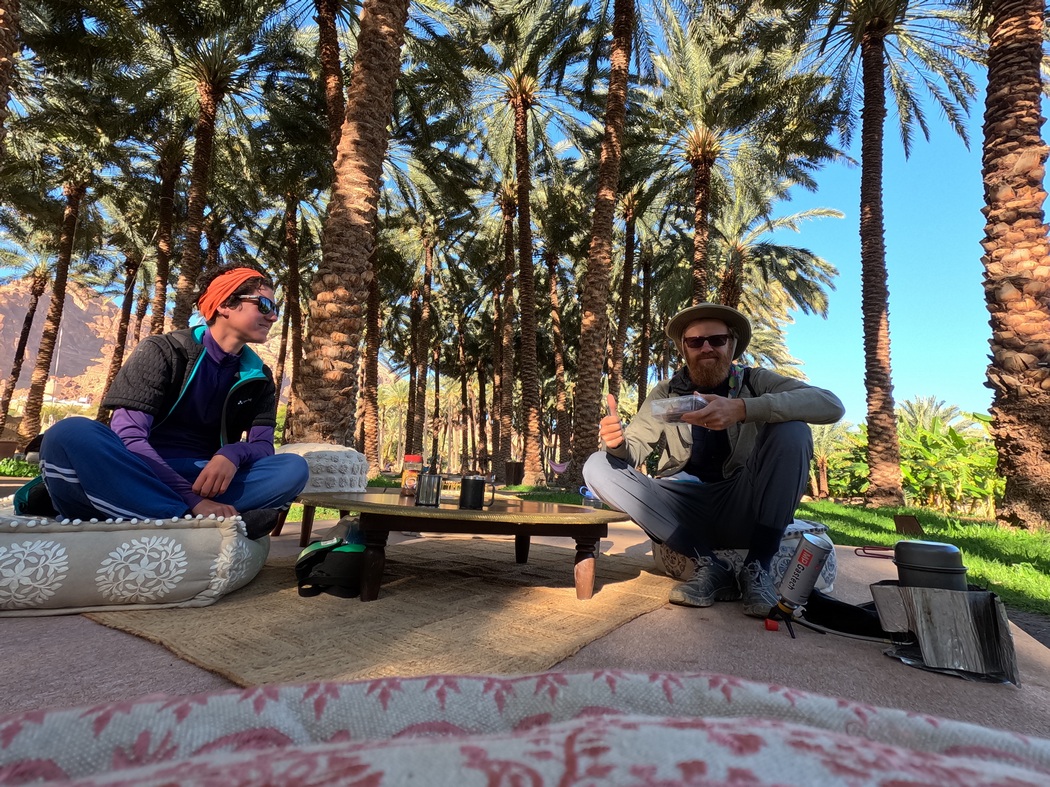 Tilmann und Julia beim Kaffee in der Oase