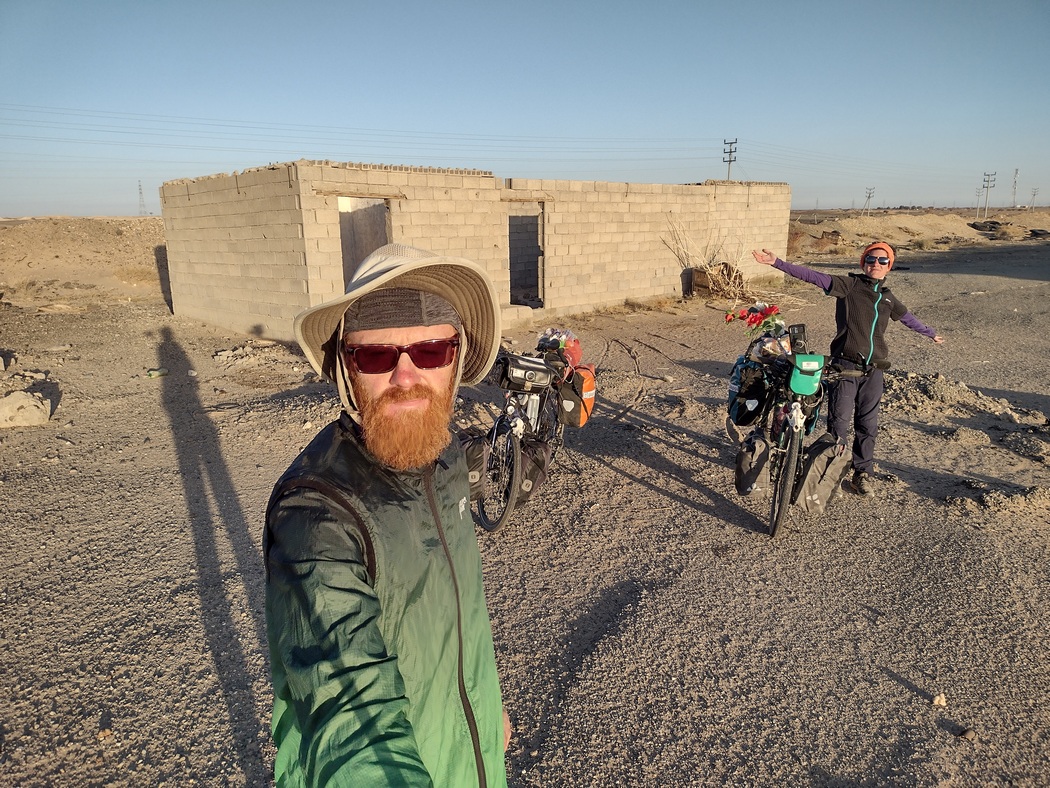 Selfie mit Fahrrädern vor gemauerter Hütte