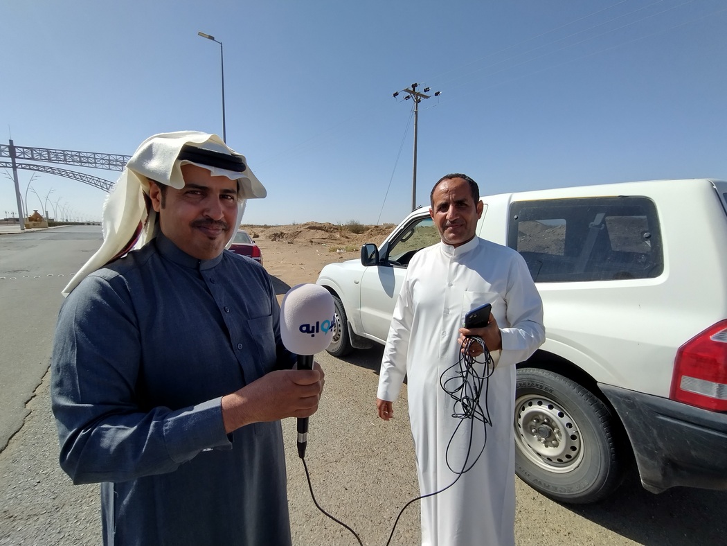 Zwei Männer, einer mit Microphon