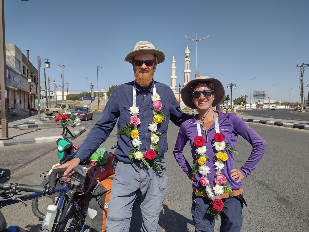 Julia und Tilmann mit Blumenkränzen