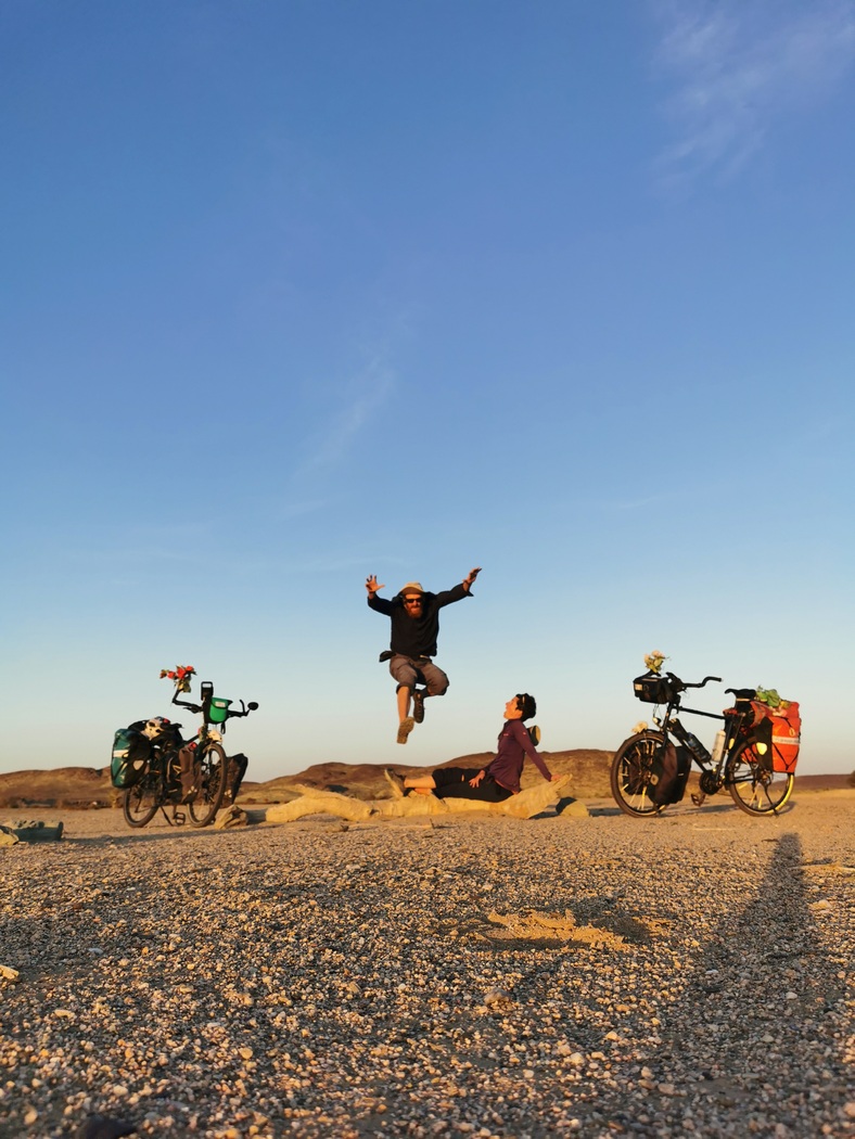 Tilmann springt über Julia, Fahrräder daneben