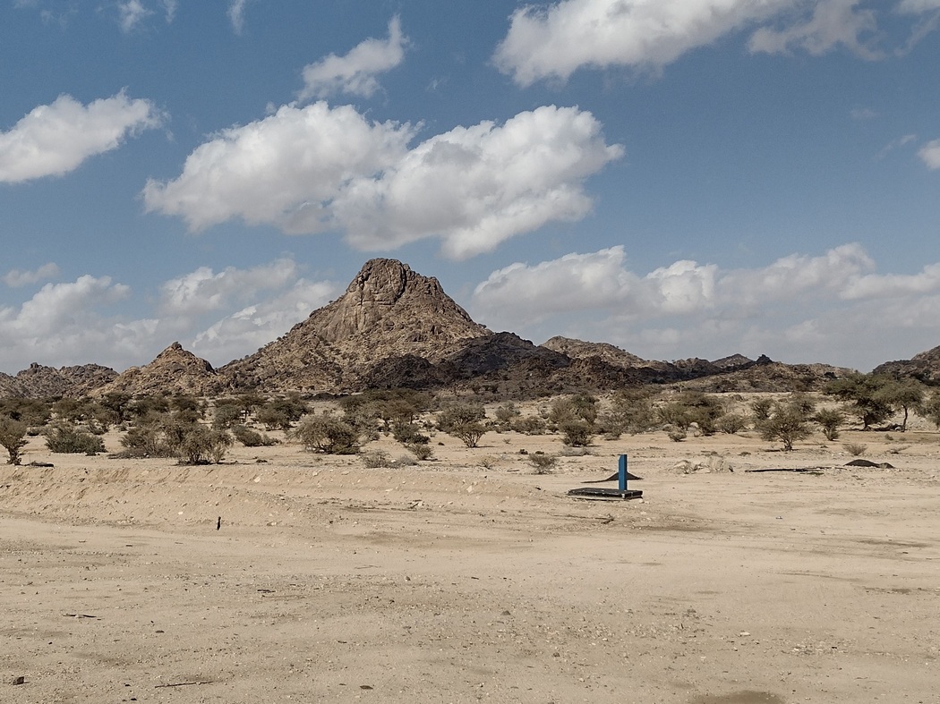 Dunkle Berge in der Wüste