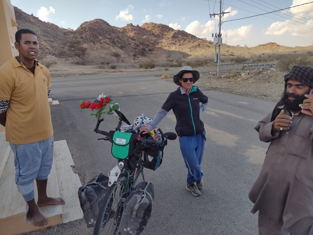 Julia und zwei Männer, einer telefoniert