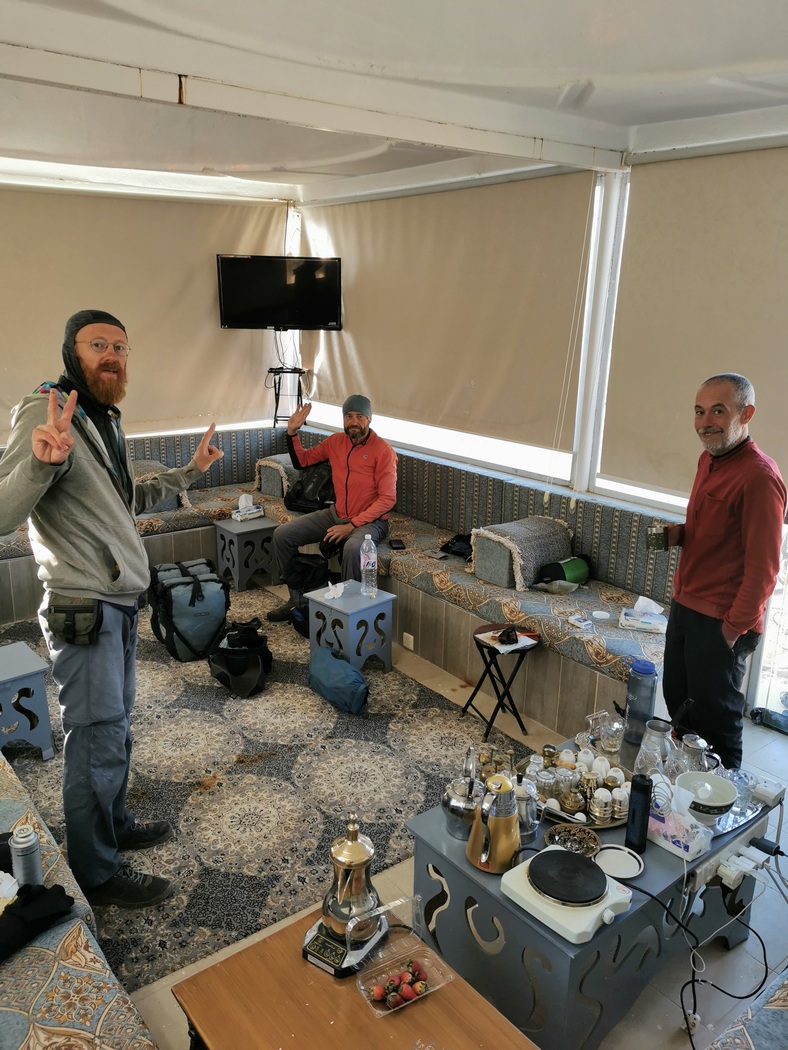 Drei Radler im Pavillon