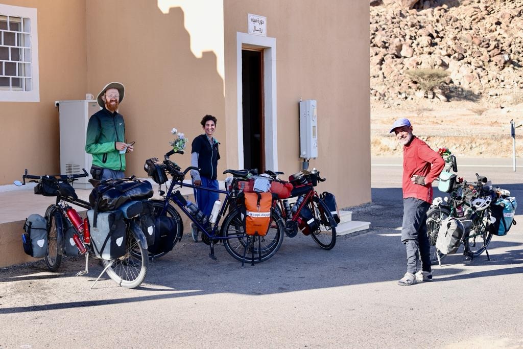 Tilmann, Julia und Muriel vor den Fahrrädern