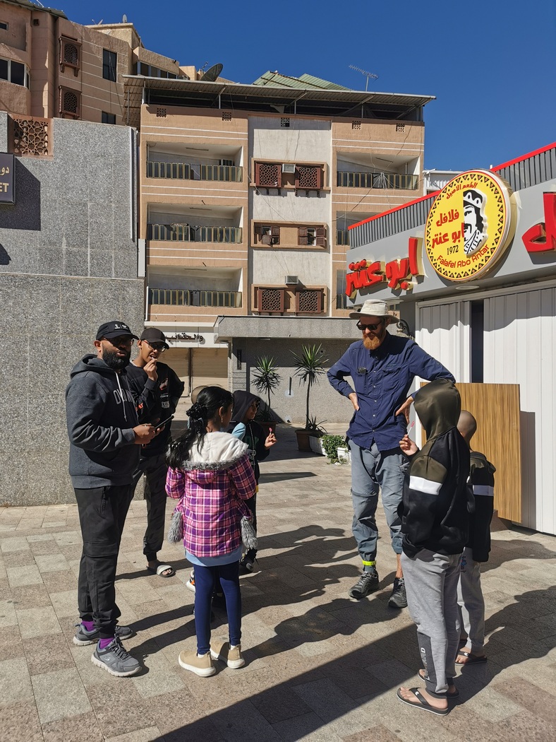 Tilmann steht im Kreis mit Kindern und Vätern